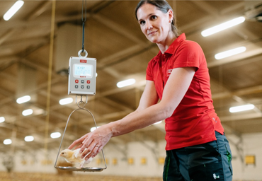 Жінка біля ваг BAT1